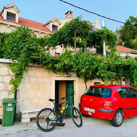 Old Stone House Vicko 포드고라