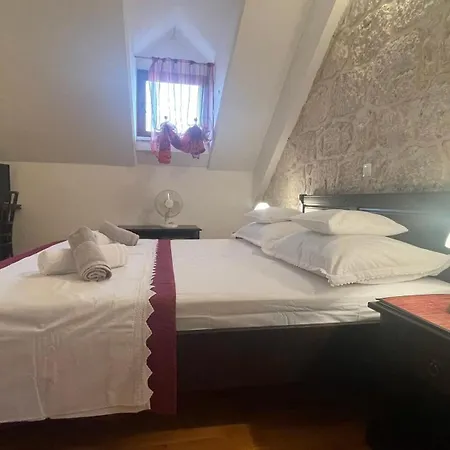 Old Stone House Vicko * 포드고라