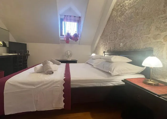 Old Stone House Vicko * 포드고라